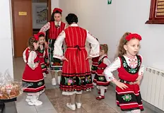 Възпитаничките на детска градина Мечо Пух спазиха традицията в навечерието