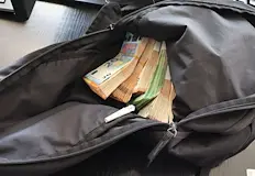 Парите са били разпределени в пачки и скрити в ранициДвама