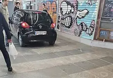 Автомобилът полетя по стълбите заради незатегната ръчна спирачкаЛек автомобил без