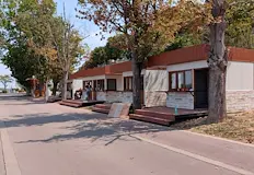 Търговският обект е част от новоизградената Алея на занаятите Общински пазари