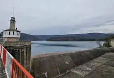 Водният стълб е 80 сантиметраОгромни водни маси се изливат от