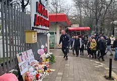 Десетки се събраха на мирно бдение пред лечебното заведение близките