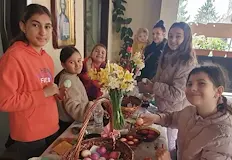 Духовници благословиха най малките преди празникаДеца се включиха в традиционното шарене