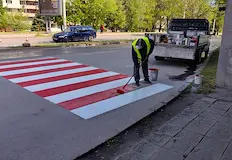 Червено бялата маркировка повишава видимостта и издържа на интензивен трафикОбновяването на