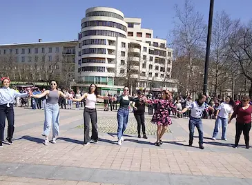 Десетки русенци отбелязаха Цветница с голямо хоро в центъра