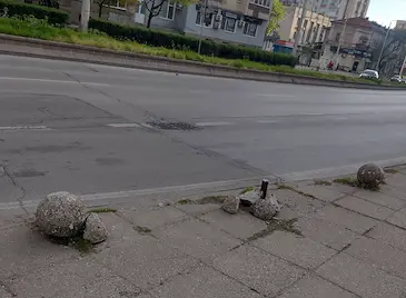 Разрушени ограничители на централна спирка застрашават живота на русенци