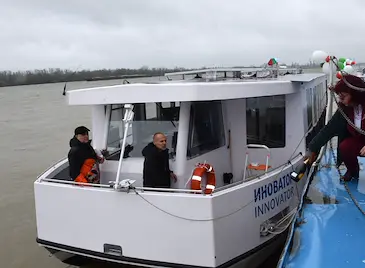 Русенският университет пусна по Дунав соларен катамаран с дронове