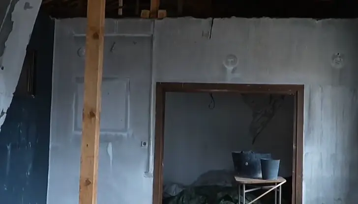 Влага и течове съпътстват учебния процес година след пожара