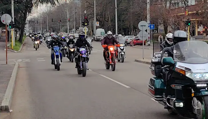 Масивно шествие потегли по улиците под полицейска охрана