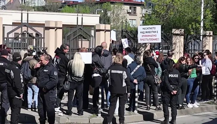 Граждани искат затвор за подсъдимите Габриела и Красимир