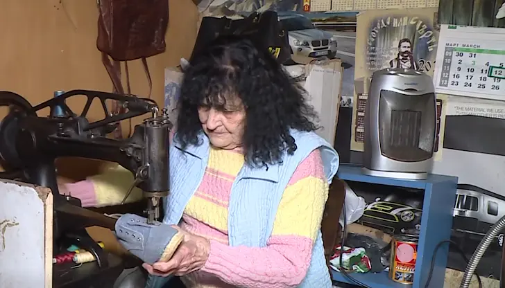 Иванка Петрова продължава да поправя чанти и обувки ежедневно