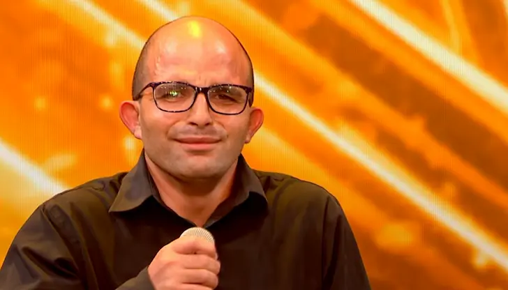 Изпълнителят от село Безмер получи "Златен бутон" от водещия Сашо Кадиев