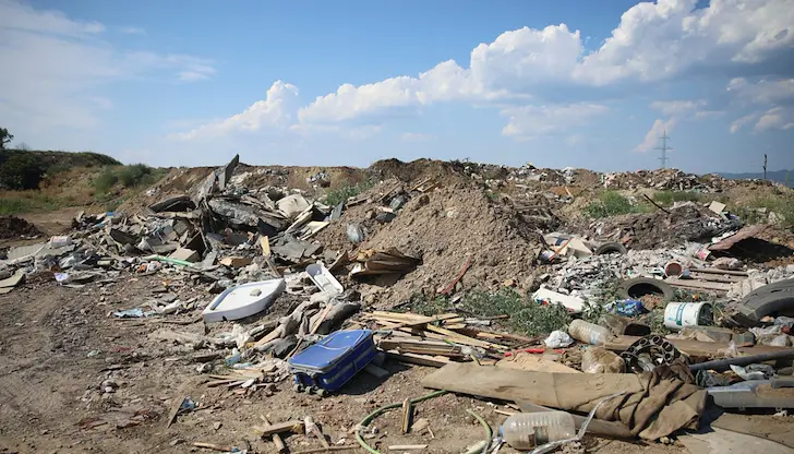 Екоминистерството заговори за отговорност, докато незаконни бунища край София предизвикват напрежение Екоминистерството заговори за отговорност, докато незаконни бунища край София предизвикват напрежение