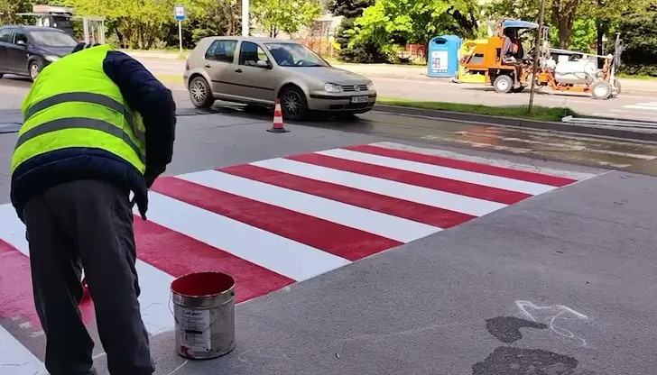 Допълват стандартните бели ленти с ярки червени цветове