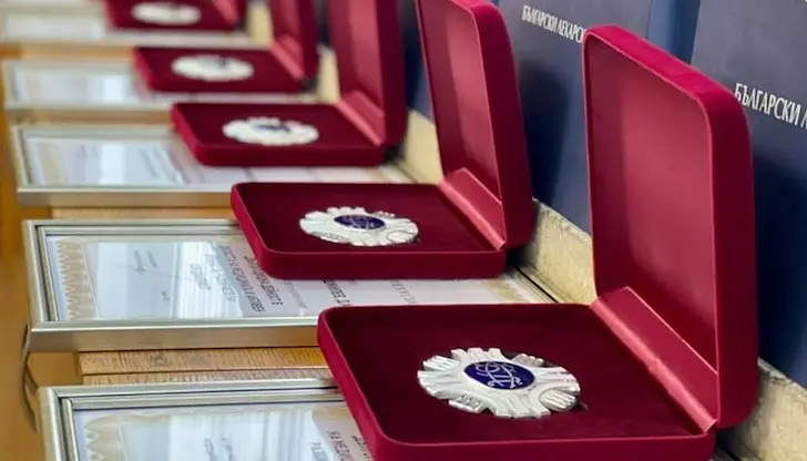 Столичната лекарска колегия награждава най-изявените медици в осем категории Столичната лекарска колегия награждава най-изявените медици в осем категории