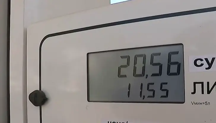 Шофьорите масово зареждат за 20 евро до заплата