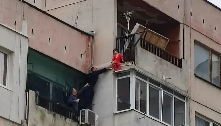 Тригодишното му братче бе спасено от полицаи, след като увисна от терасата