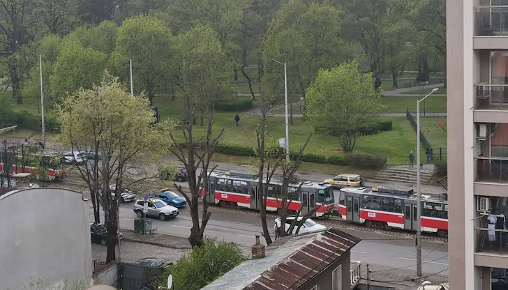 Инцидентът се размина без пострадали, но счупи автосцепките на мотрисите