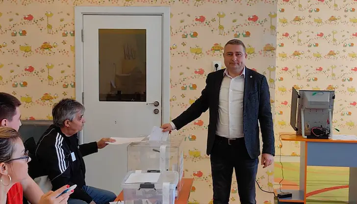 Кандидатът на ГЕРБ-СДС даде своя вот в детска градина "Русалка"