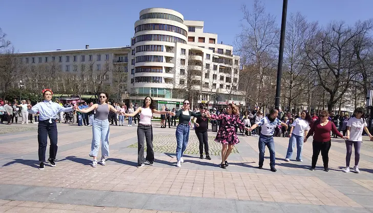 Минувачи и професионални танцьори се хванаха за ръце на площад "Свобода"