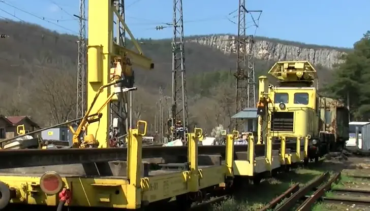 Движението на влаковете остава спряно