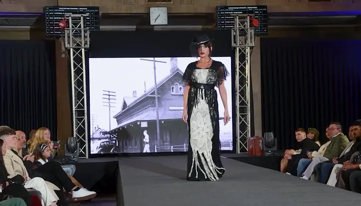 Събитието включва препратки към автентичните тоалети от миналия век