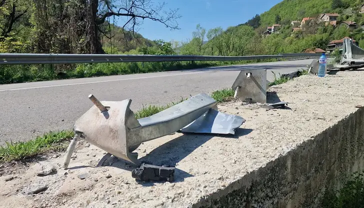 Кола помете 10 метра мантинела край село Гара Лакатник