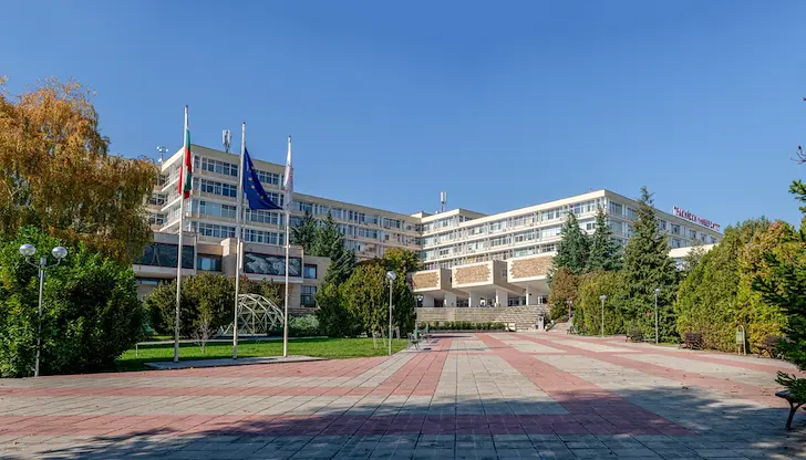 Екипът на професор Цветан Чапръзов в Тракийския университет спаси живота на огромното влечуго Екипът на професор Цветан Чапръзов в Тракийския университет спаси живота на огромното влечуго