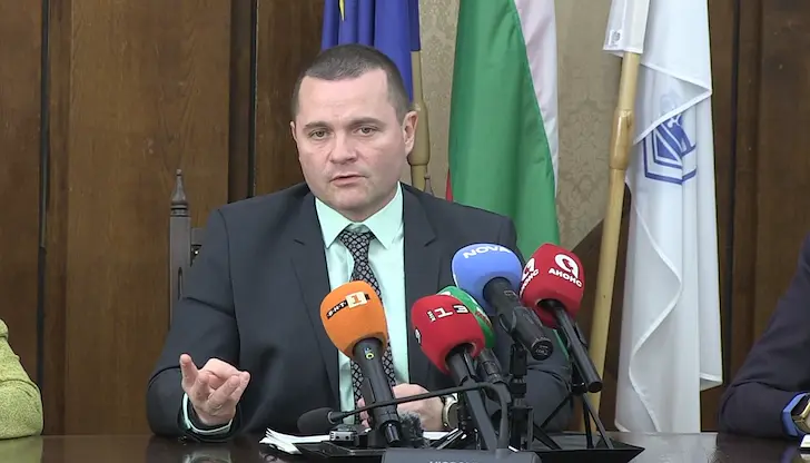 Кметът на Русе възропта срещу некачествен държавен ремонт на съоръжението