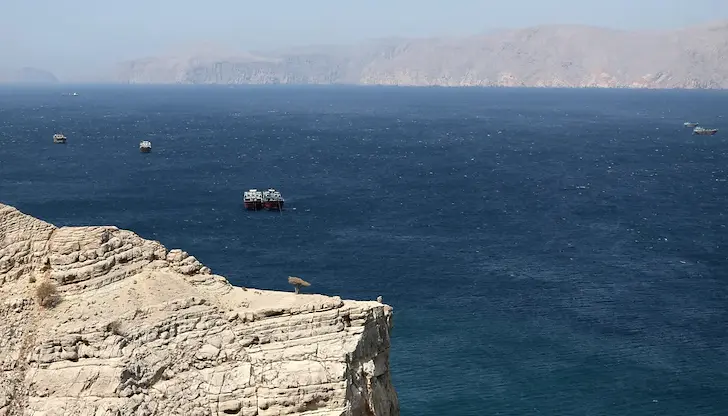 Близо 800 търговски съда остават блокирани в Персийския залив въпреки договореното примирие Близо 800 търговски съда остават блокирани в Персийския залив въпреки договореното примирие