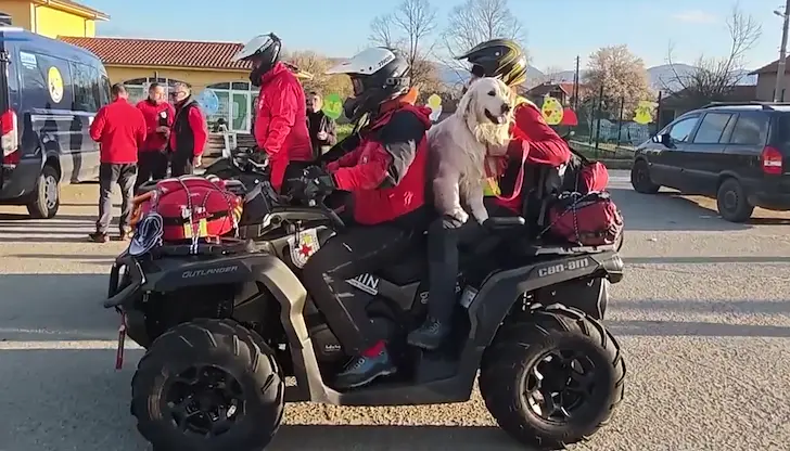 Спасители и доброволци претърсват труднодостъпни райони със специализирани кучета