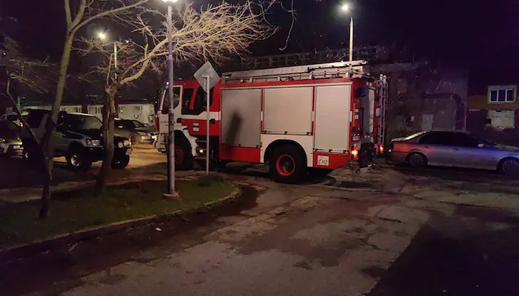 Две пожарни, полиция и линейка пристигнаха на мястото на инцидента пред блок "Шабла"