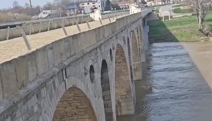 Реката се оттегли с над 2 метра, следи се ситуацията край моста на Колю Фичето