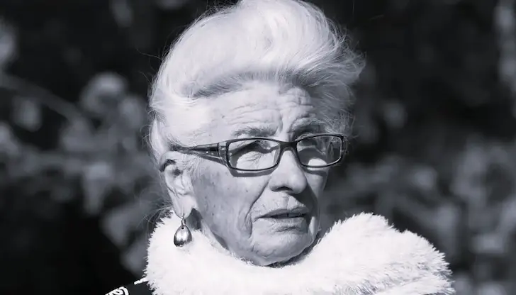 Сливенският митрополит Арсений води опелото на народната певица Сливенският митрополит Арсений води опелото на народната певица