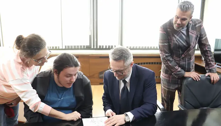 Творбата "Приключенията на Спондж Боб" бе представена пред областния управител Орлин Пенков Творбата "Приключенията на Спондж Боб" бе представена пред областния управител Орлин Пенков