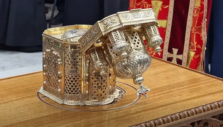 Хиляди вярващи от България и Румъния извиха опашки пред манастира "Пантократор"