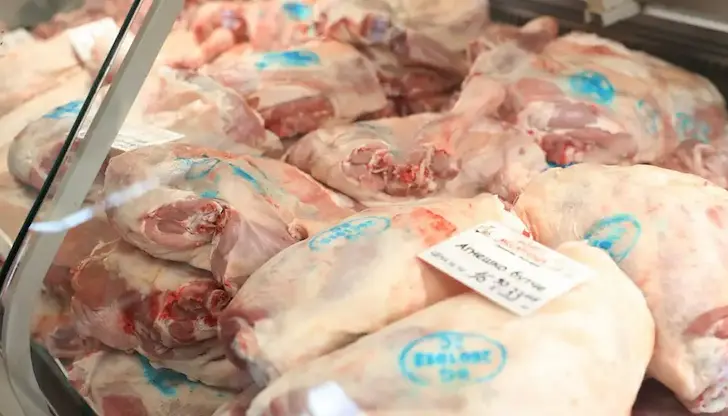 Инспектори проверяват масово супермаркети и пазари за произхода на агнешкото преди празниците Инспектори проверяват масово супермаркети и пазари за произхода на агнешкото преди празниците