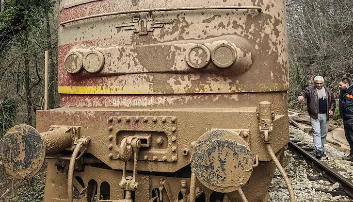 Кално свлачище изхвърли от релсите влак с 11 пътници