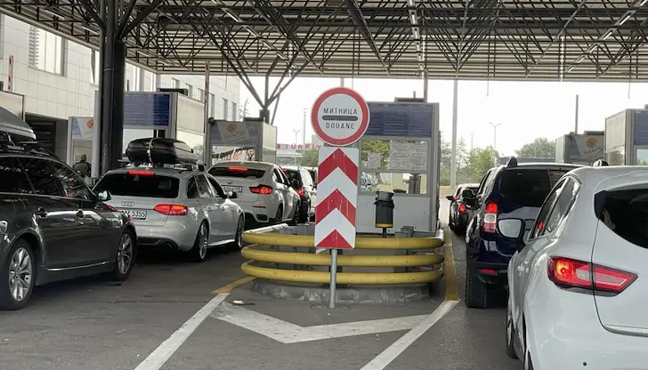 Колони от автомобили парализираха пунктовете "Капитан Андреево" и "Малко Търново" Колони от автомобили парализираха пунктовете "Капитан Андреево" и "Малко Търново"