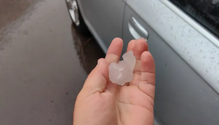 Краткотраен валеж от вледенени капки изненада шофьорите рано тази сутрин