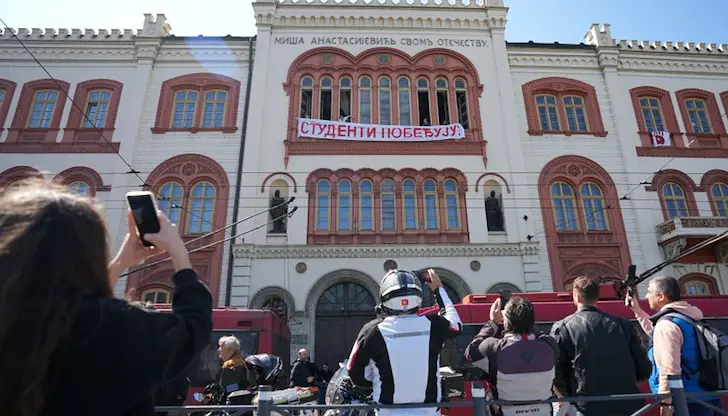 Рокери и преподаватели подкрепиха протестното шествие в Белград Рокери и преподаватели подкрепиха протестното шествие в Белград