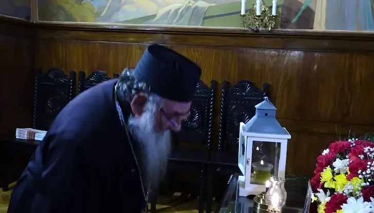 Вярващите посрещат Възкресение със съхранен огън