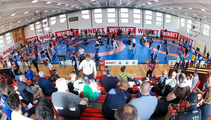 15-годишен състезател от Бургас е в "Пирогов" след падане по време на схватка 15-годишен състезател от Бургас е в "Пирогов" след падане по време на схватка