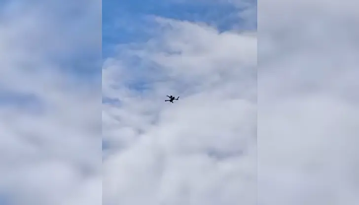 Апаратът кръжи на малка височина и излъчва предизборна агитация