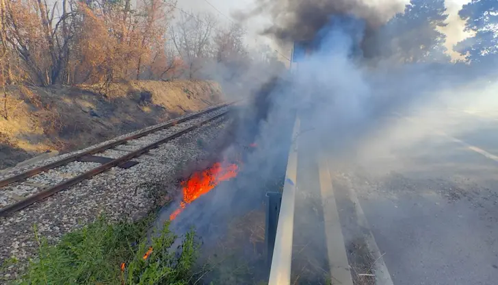 Пламнаха сухи треви и отпадъци край железопътната линия в Русе Пламнаха сухи треви и отпадъци край железопътната линия в Русе