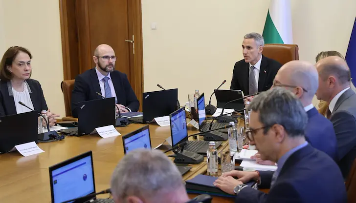 Рафтовете са празни, сметките са на червено. Дружеството прилича на държавен експеримент за източване на средства