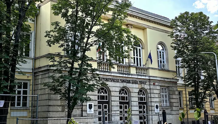 Родители въстават срещу образователния инспекторат след орязан прием в МГ "Баба Тонка"