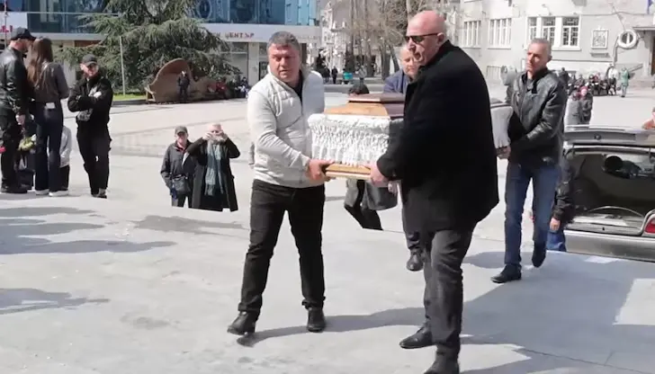 Стотици изпратиха с мълчание легендата на странджанската музика