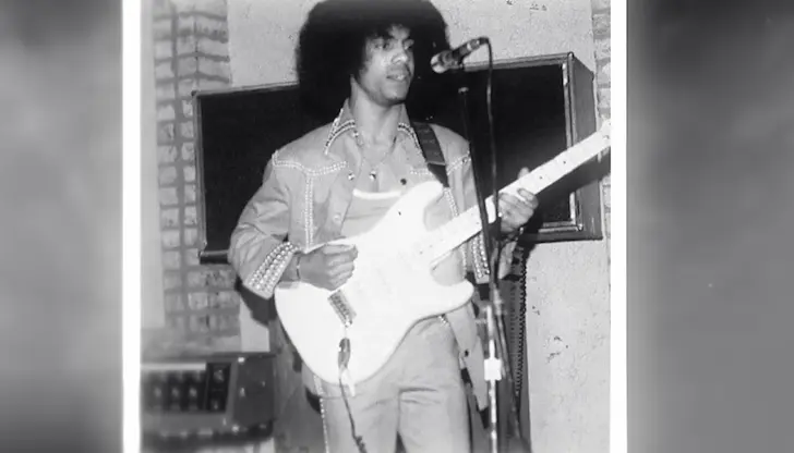 Сингълът излиза точно десет години след кончината на легендарния изпълнител