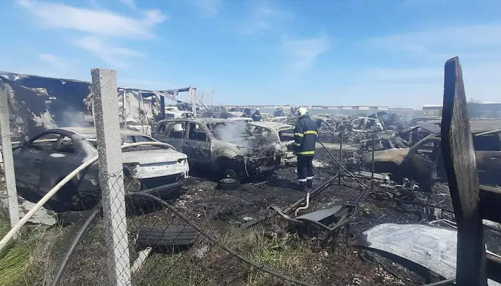 Запалени сухи треви предизвикаха стихията в съседен имот